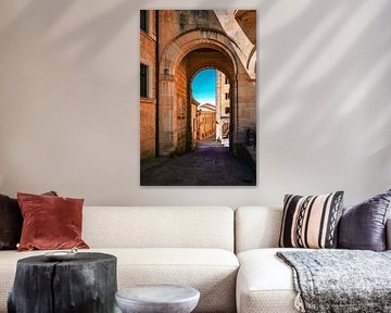 Sonnenlicht durch historischen Bogen in San Marino – warme mediterrane Architektur von Bas Potman