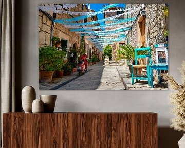 Sommerliche Straße in Valldemossa auf Mallorca – mediterrane Dorfatmosphäre von Bas Potman