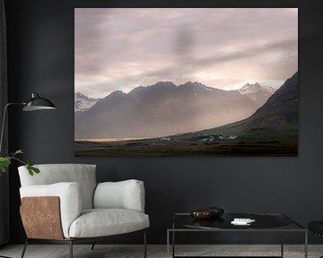 Sonnenlicht zwischen den Bergen | Reisefotografie-Druck | Island