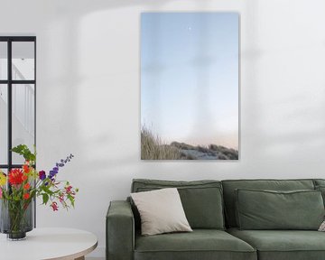 La lune brille au-dessus des dunes au coucher du soleil | photographie de voyage imprimée | Texel, Pays-Bas