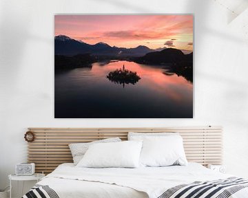 Sonnenaufgang über dem Bleder See von Ewold Kooistra