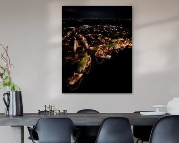 Der beleuchtete Hafen von Makkum bei Nacht von Ewold Kooistra