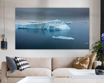 majestueuze ijsberg onder een donkere hemel