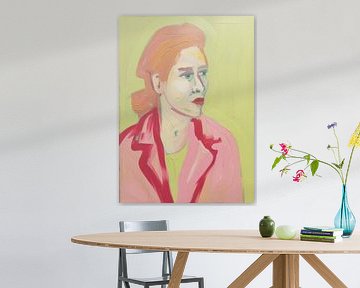 Portret van een vrouw in profiel met roze jas