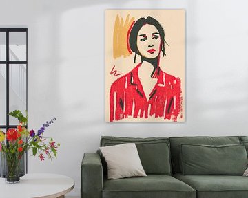 Vrouw in rode gestreepte blouse voor beige achtergrond