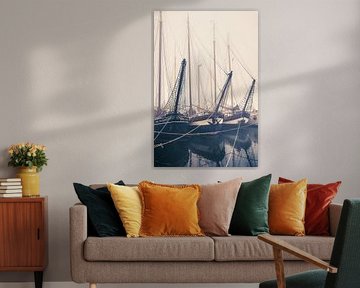 Braune Flotte im Nebel | alte Segelboote IJsselkade Kampen von Fotografiecor .nl