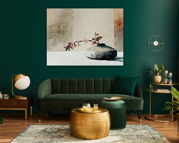 Ikebana : branche fleurie japonaise minimaliste dans un vase bleu-gris