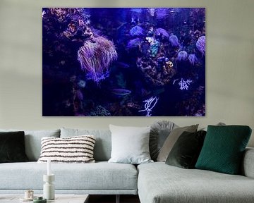 Blau-lila Aquascape mit Seeanemonen im Atlantik, Portugal von Jelena Jovanovic Fine Art