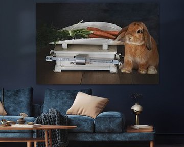 Süßes Häschen und Karotten auf einer Vintage-Waage von Tonny Verhulst