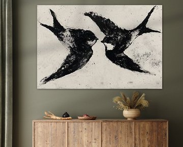 Zwei Schwalben kreuzen sich in der Luft