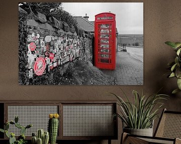 Cabine téléphonique rouge recouverte d'autocollants, Irlande du Nord sur Framed by Elisabeth