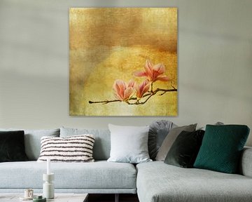Magnolienbaum mit goldener Folie auf bemalter Leinwand in Japan von Jelena Jovanovic Fine Art
