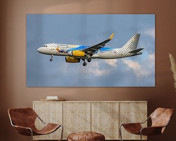 Airbus A320 de Vueling à Disneyland Paris, livrée 25 ans. sur Jaap van den Berg