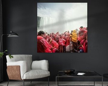 Menschengruppe in Regenponchos bei den Niagarafällen von Marc Stoppenbach