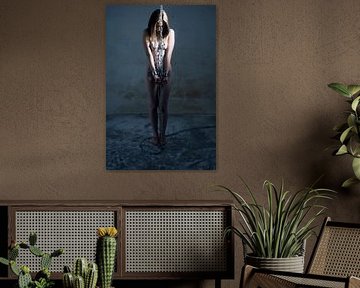 Nackte Frau gefesselt mit schweren Bondage-BDSM-Ketten