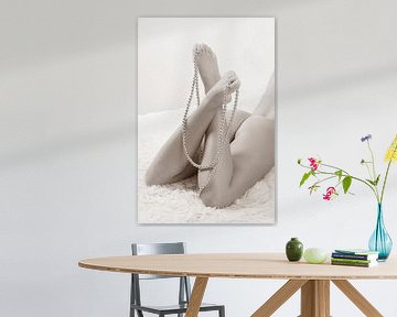 Erotisch vrouwelijk naakt in high key-stijl, benen