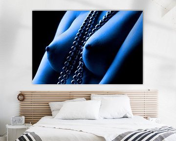 Erotisch vrouwelijk naakt in blauw