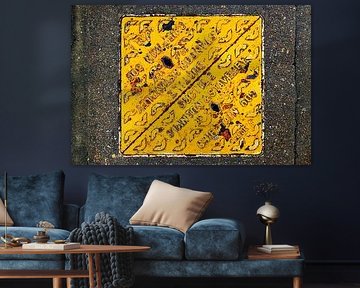 Gelbe Abdeckplatte mit Spuren der Zeit von MMFoto