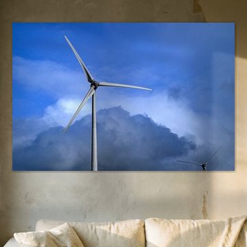 Windkraftanlage vor einem wolkigen, stürmischen Himmel. von Sjoerd van der Wal Fotografie