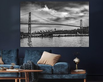 Uitzicht op de Lions Gate Bridge en de skyline van Vancouver - Monochrom van Melanie Viola