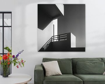 Minimalistische Architektur mit Schatten – Schwarz-Weiß-Kunstfotografie von Natasja Haandrikman