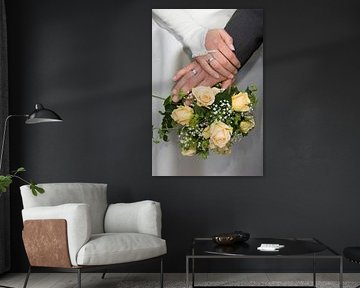 Hände eines Hochzeitspaares auf dem Brautstrauß von Jörg B. Schubert