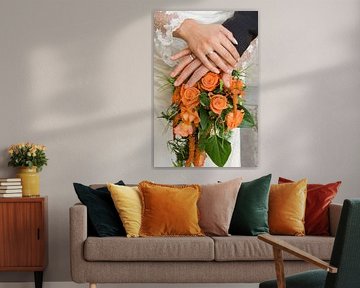 Hände eines Hochzeitspaares auf dem Brautstrauß von Jörg B. Schubert