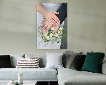 Hände eines Hochzeitspaares auf dem Brautstrauß von Jörg B. Schubert