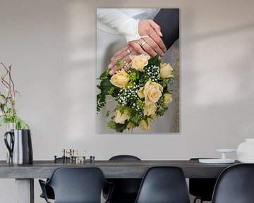 Hände eines Hochzeitspaares auf dem Brautstrauß von Jörg B. Schubert
