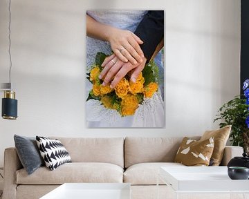 Hände eines Hochzeitspaares auf dem Brautstrauß von Jörg B. Schubert