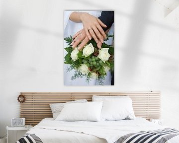 Hände eines Hochzeitspaares auf dem Brautstrauß von Jörg B. Schubert