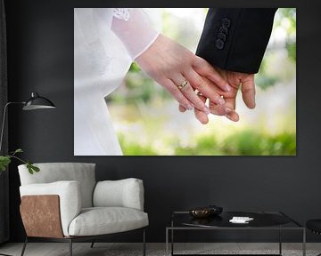 Hände eines Hochzeitspaares mit Ringe von Jörg B. Schubert