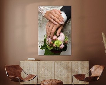 Hände eines Hochzeitspaares auf dem Brautstrauß von Jörg B. Schubert