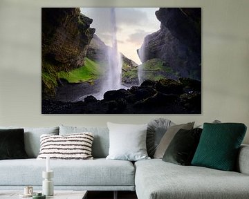 Hinter dem Kvernufoss, einem wunderschönen Wasserfall bei Skogar, Süd-Island