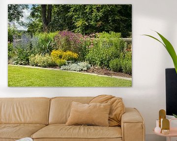 Zomerbloemen in de  border in de tuin