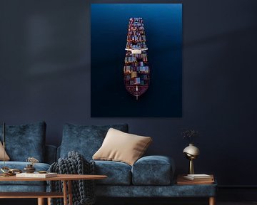 Farbenfrohes Containerschiff auf tiefblauem Meer von Ewold Kooistra