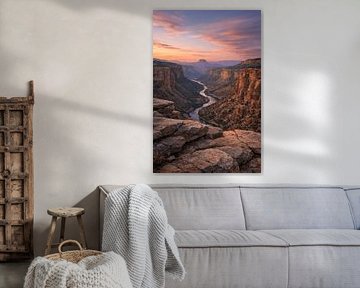 Couchant apaisant sur une vallée fluviale sinueuse dans un paysage canyonique monumental