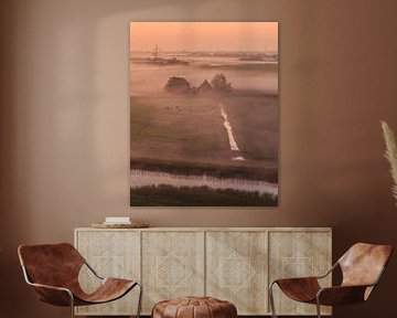 Nebeliger Sonnenaufgang über der friesischen Landschaft von Ewold Kooistra