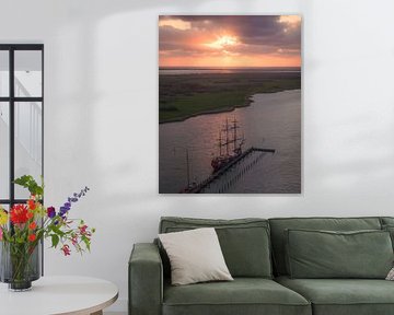 Voilier historique dans la lumière dorée du soir sur Ewold Kooistra