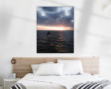 Windsurfer bei Sonnenuntergang auf dem Meer von Ewold Kooistra