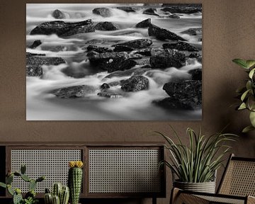 Stenen in waterval (zwart wit) van Marc Smits