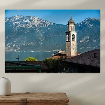 Klokkentoren tussen bergen en meer