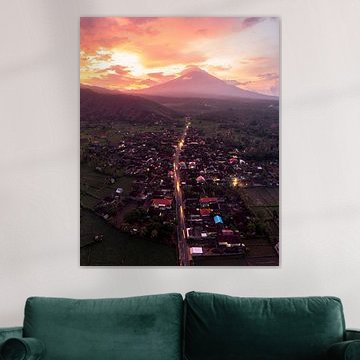 Coucher de soleil au-dessus d'Amed avec le volcan Agung sur Ewold Kooistra