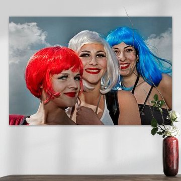 Niederlande, Königstag. Mädchen mit Perücken in Rot, Weiß und Blau.