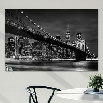 NYC Brooklyn Bridge & Seaport District bei Nacht - Monochrom