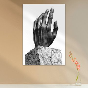 Die Hand der Schöpfung: Surreale Steinskulptur