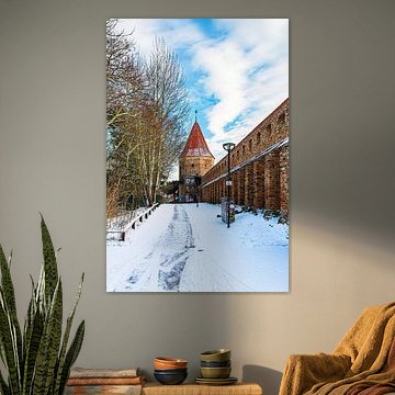 Blick auf die Stadtmauer und den Lagebuschturm  im Winter in der