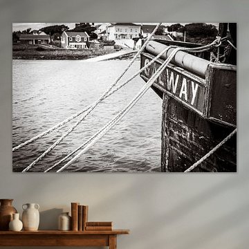 Un chalutier rouillé de Galway dans un port irlandais B&W