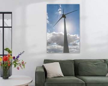 Moderne windmolen met tegenlicht van de zon by Tonko Oosterink
