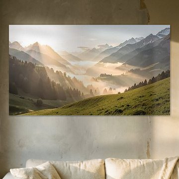 Goldene Sonnenstrahlen in einem nebligen Bergtal bei Sonnenaufgang von Markus Gann